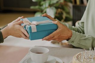 Zora (62): Na vnukově oslavě mi syn podal účtenku za počítač. Bez ptaní mi připsal třetinu ceny - Médium.cz